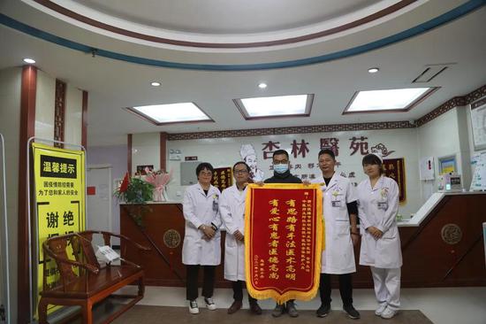 台州援疆医生妙手除顽疾 患者感恩送锦旗